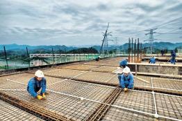 奮戰(zhàn)-特高壓直流輸電工程雙龍換流站施工現(xiàn)場(chǎng)