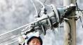 《情暖大山》四川達(dá)州供電公司員工在大山深處除冰保電。（何健 攝）
