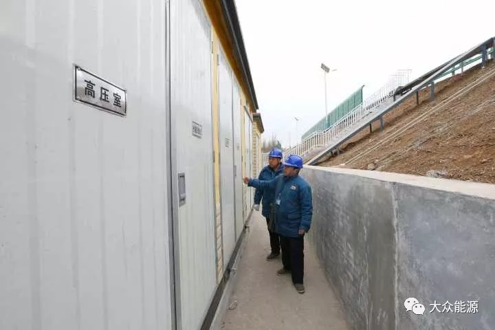 漲知識！高速公路上汽車怎么邊跑邊？