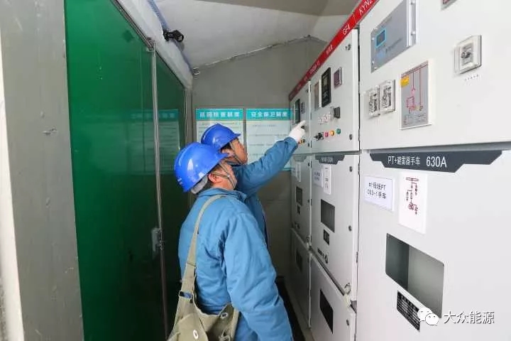 漲知識！高速公路上汽車怎么邊跑邊？