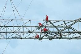 酒泉—湖南±800千伏特高壓直流輸電工程湖北段鄂Ⅱ標(biāo)段5687號鐵塔正式開始組立施工