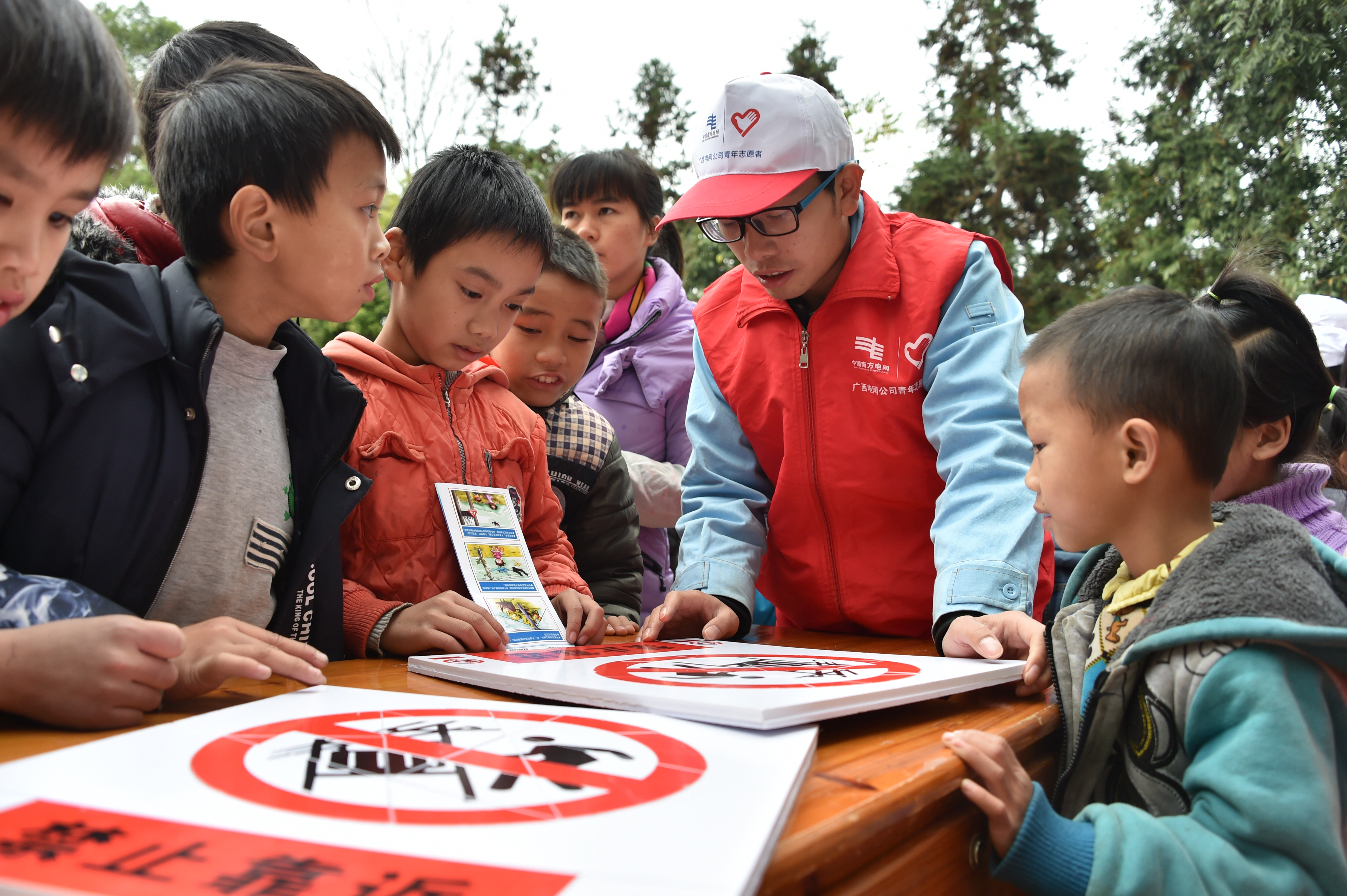 “精準(zhǔn)扶貧+普法”走進(jìn)廣西革命老區(qū)小學(xué)