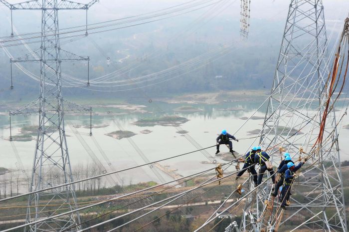 準(zhǔn)東至皖南±1100千伏特高壓線路皖3標(biāo)段在安徽蕪湖市南陵縣跨越淮南至上海1000千伏特高壓線路施工，這是世界交直流最高電壓等級線路的一次交匯。（鄭賢列攝）