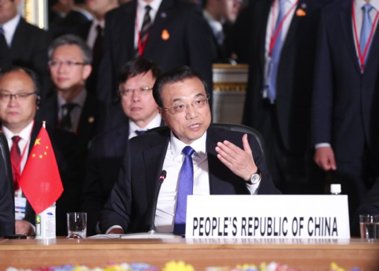 當(dāng)?shù)貢r(shí)間5月9日上午，李克強(qiáng)總理在出席中日韓領(lǐng)導(dǎo)人會(huì)議時(shí)表示，亞洲國家數(shù)量眾多，發(fā)展水平差異較大。中日韓發(fā)展走在亞洲前列，應(yīng)集聚三方優(yōu)勢，通過“中日韓+X”模式，在產(chǎn)能合作、減貧、災(zāi)害管理、節(jié)能環(huán)保等領(lǐng)域?qū)嵤┞?lián)合項(xiàng)目，發(fā)揮三方在裝備、技術(shù)、資金、工程建設(shè)等方面的各自優(yōu)勢，共同開拓第四方甚至多方市場，帶動(dòng)和促進(jìn)本地區(qū)國家實(shí)現(xiàn)更好更快發(fā)展。