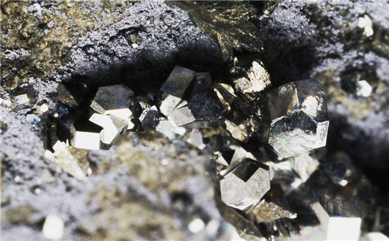 撐不住了！鋰電池明星金屬鈷價(jià)格單日跌近4%