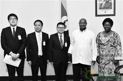 烏干達(dá)總統(tǒng)接見(jiàn)溫商張鵬飛 邀泰昌集團(tuán)參與當(dāng)?shù)仉娏ㄔO(shè)