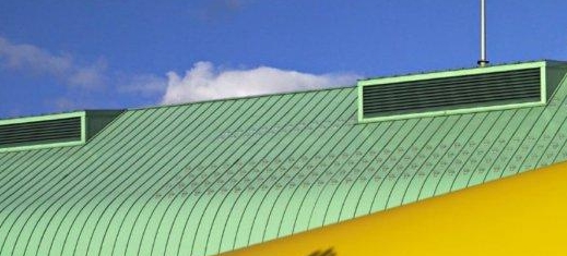 屋頂?shù)娜嗽觳萜憾际秋L(fēng)力發(fā)電機(jī)