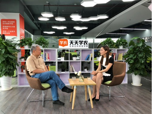 響應(yīng)總理號召，天天學(xué)農(nóng)用手機(jī)“新農(nóng)具”助力鄉(xiāng)村振興