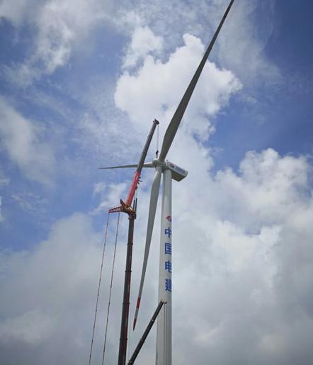 廣西賀州大桂山(40MW)風(fēng)電場首臺風(fēng)電機(jī)組吊裝完成
