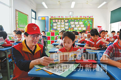 近日，浙江富陽供電公司紅船共產(chǎn)黨員服務(wù)隊(duì)走進(jìn)校園，隊(duì)員們用自制的用電教具，簡(jiǎn)單易懂地向孩子們介紹電力常識(shí)和安全用電方法，增強(qiáng)孩子們的自我保護(hù)意識(shí)。