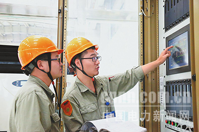 近日，國(guó)電哈密煤電開(kāi)發(fā)有限公司在2號(hào)機(jī)組檢修期間，開(kāi)展了“C修微課堂”崗位練兵活動(dòng)，助力青工成長(zhǎng)成才，掀起了“學(xué)技術(shù)、提素質(zhì)”的熱潮。圖為該公司電氣二次班勵(lì)磁專工在講解勵(lì)磁小電流試驗(yàn)原理。