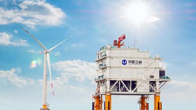 目前，即使是建設(shè)中的距岸45千米的江蘇大豐海上風(fēng)電場，仍然計劃使用連接簡單、成本較低的高壓交流電向陸上供電。但隨著大規(guī)模深遠海風(fēng)電的開發(fā)，交流輸電便會受到輸送距離的限制，直流輸電將成為海上風(fēng)電遠距離送出的發(fā)展方向，特別是可自動調(diào)整電壓、頻率、功率的柔性高壓直流（VSC-HVDC）將具備經(jīng)濟優(yōu)勢。