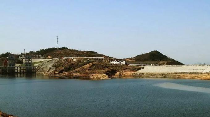 湖北白蓮河抽水蓄能電站（建成）  湖北白蓮河抽水蓄能電站位于黃岡市羅田縣，它擔(dān)負(fù)著調(diào)峰、填谷、調(diào)頻、調(diào)相和事故備用等任務(wù)，對(duì)湖北乃至華中電網(wǎng)安全、經(jīng)濟(jì)、穩(wěn)定有巨大作用。