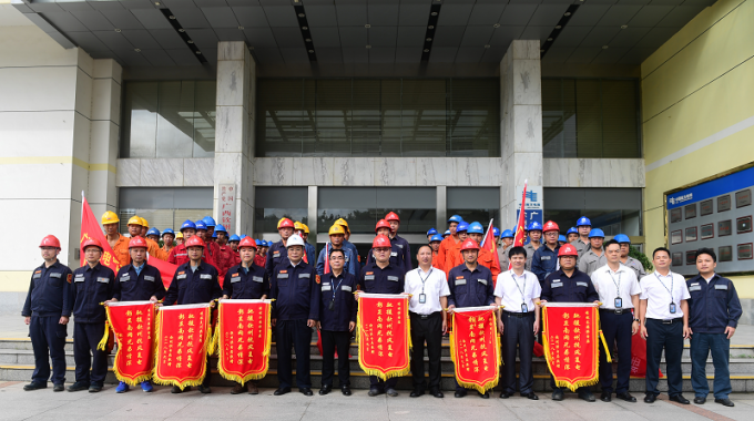 　　答謝儀式上，紀(jì)委書(shū)記李維享代表欽州供電局黨委、局領(lǐng)導(dǎo)班子感謝桂林供電局在山竹臺(tái)風(fēng)搶修復(fù)電中給予的大力支援。李維享指出，在應(yīng)對(duì)臺(tái)風(fēng)山竹保障欽州電網(wǎng)安全穩(wěn)定運(yùn)行的關(guān)鍵時(shí)期，桂林供電局嚴(yán)格按照公司應(yīng)急指揮中心統(tǒng)一部署和安排，火速支援欽州供電網(wǎng)區(qū)抗災(zāi)搶險(xiǎn)保電。