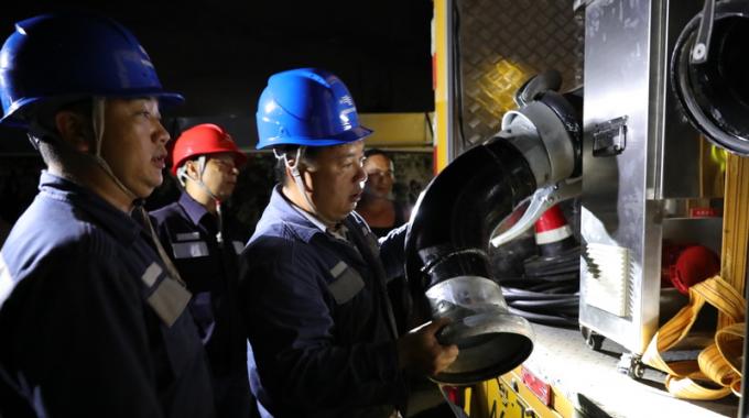 電力應(yīng)急排澇車兼具發(fā)電和排澇的功能，不需依賴外接電源，在應(yīng)急搶修過程中使用十分方便。只要將一端的水管插入積水，另一端接入河道，啟動(dòng)電機(jī)便可迅速排水。這臺(tái)大功率排澇車的特點(diǎn)是吸力大、吸程高，最大吸水深度可達(dá)20左右，每分鐘的抽水量大1000升，若水深在10米以內(nèi)，每分鐘的吸水量可到1800升至2000升。