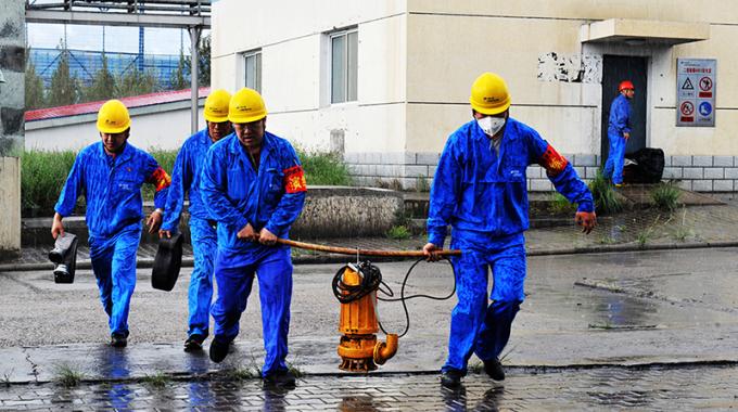 演練隨著應(yīng)急總指揮一聲令下正式開始。只見各應(yīng)急小組迅速動作，密切配合，立即展開現(xiàn)場防洪排水、急救傷員等一系列應(yīng)急預(yù)案措施；