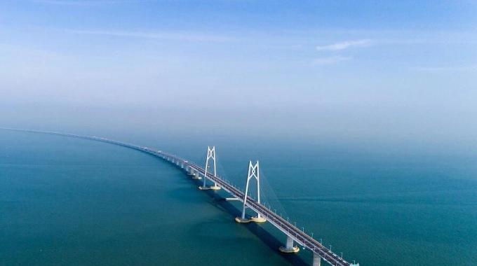 它的建成通車(chē)，使得香港到珠海、澳門(mén)的車(chē)程從原來(lái)的3小時(shí)縮短到了45分鐘，珠港澳地區(qū)終于也實(shí)現(xiàn)了“一小時(shí)生活圈”。