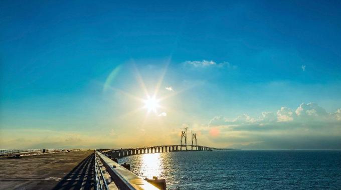 電力史上一次里程碑式工程,港珠澳大橋集橋梁、海底隧道和人工島為一體。為了確保大型船只在世界上最繁忙的黃金水道之一的伶仃洋航道暢通無(wú)阻，并避免影響飛機(jī)在香港國(guó)際機(jī)場(chǎng)的安全起降，港珠澳大橋并沒(méi)有全部采用橋梁結(jié)構(gòu)，而是在經(jīng)過(guò)伶仃洋航道時(shí)采用海底沉管隧道，并通過(guò)東、西兩座人工島將隧道與海上橋梁相連。