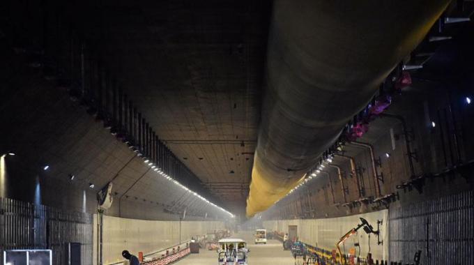  廣東電網(wǎng)公司承擔(dān)著對(duì)人工島及港珠澳大橋本體工程的供電任務(wù)，同時(shí)為粵港澳三地的綜合運(yùn)輸體系和高速路網(wǎng)提供電力保證。早在港珠澳大橋于2009年12月15日正式動(dòng)工以來(lái)，廣東電網(wǎng)公司珠海供電局便成立了港珠澳大橋供電專(zhuān)項(xiàng)服務(wù)小組，9年間一直跟隨建設(shè)進(jìn)度及時(shí)滿足各項(xiàng)用電需求。